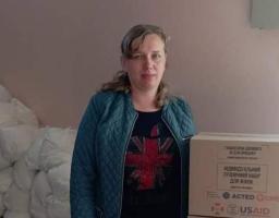 У Кропивницькому переселенцям з Луганщини продовжили видачу жіночих наборів гігієни