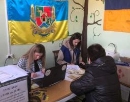 Посудом та постільною білизною забезпечили наших земляків в Ужгороді