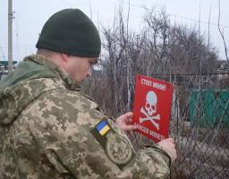 На Луганщині військові встановлюють нові покажчики мінної безпеки