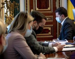 Боротьбу з фіктивними COVID-сертифікатами, перебіг вакцинації, зокрема серед працівників державних органів та педагогів, обговорили на нараді у Президента
