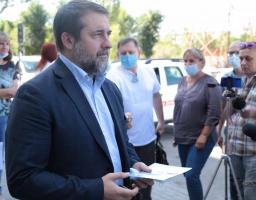 Сергій Гайдай вручив ключі від службових автомобілів для медиків трьох сільських амбулаторій