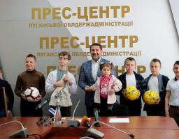 Сергій Гайдай вручив м’ячі з автографами гравців «Шахтаря» та «Зорі» переможцям спортивного челенджу