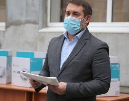 «Те, що попри смертельну небезпеку ви рятуєте життя людей – це безцінно», – Сергій Гайдай передав  ще чотири апарати ШВЛ до лікарень області