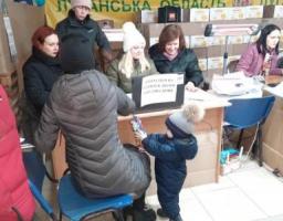 Протягом тижня більше 2500 гігієнічних та понад 950 продуктових наборів видано жителям Луганщини гуманітарними хабами Сєвєродонецької громади 