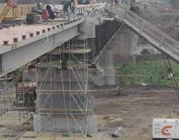 Єднаємо Луганщину: тривають монтажні роботи на пішохідному мосту 