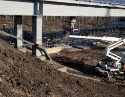 Єднаємо Луганщину: триває фарбування прольотної частини мосту