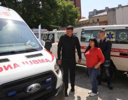 Артем Лисогор передав переміщеним медзакладам Луганщини ключі від двох сучасних автомобілів «швидкої допомоги»