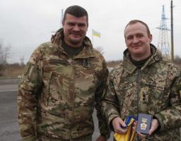 Артем Лисогор вручив нагороду луганському журналісту Олександру Марченку, який повернувся на фронт після поранення 