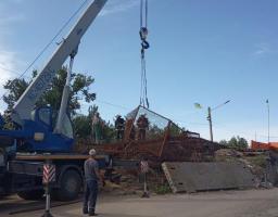 Єднаємо Луганщину: Віталій Комарницький затвердив графік відновлювальних робіт на поточний тиждень на мосту в Станиці Луганській