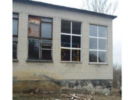 У містах і районах області: у світлівській школі, що на Старобільщині, заміняють вікна і двері