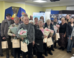 Ще 50 смартфонів передали літнім переселенцям