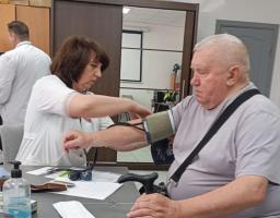 У Кремінській громаді діють декілька місцевих програм допомоги, спрямовані на підтримку внутрішньо переміщених осіб, Захисників, дітей, осіб, які потребують лікування або опинилися у складних життєвих обставинах.  У межах Програми надання матеріальної допомоги населенню Кремінської громади на 2025 рік підтримку отримують люди, які потребують лікування, соціально незахищені родини, опікуни, багатодітні сім’ї та студенти. Станом на 1 листопада допомога виплачена 1 041 особі на загальну суму 13 004 000 гривень