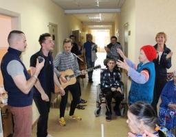 Всеукраїнський фестиваль «З країни в Україну» завітав до Кремінського обласного будинку-інтернату для громадян похилого віку та інвалідів