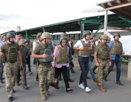 Такі візити дозволяють мобілізувати підтримку міжнародного співтовариства у подальшому звільненні непідконтрольних територій, – Дмитро Кулеба Міністру зовнішньої економіки і закордонних справ Угорщини в Станиці Луганській