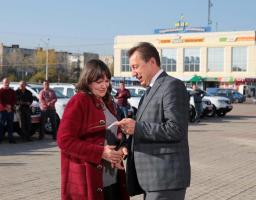 Віталій Комарницький вручив 13 ключів від автомобілів для сільських амбулаторій