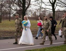 Попри важкі часи, життя триває. Відбулося ще одне фронтове весілля