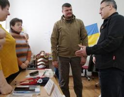 Лікують, надають адміністративні послуги та роблять «буржуйки» для фронту - Артем Лисогор ознайомився із роботою гуманітарному  хабу  Попаснянської громади в Харкові
