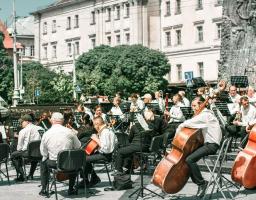 Переселенці з Луганщини зустрілись у Львові на день народження рідної області