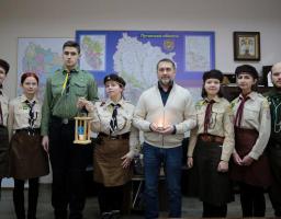 Пластуни передали Сергію Гайдаю Віфлеємський вогонь миру