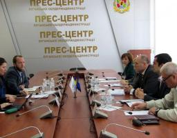 НА ЛУГАНЩИНІ ОЦІНЮЮТЬ ДІЯЛЬНІСТЬ МІЖНАРОДНИХ ГУМАНІТАРНИХ ОРГАНІЗАЦІЙ 