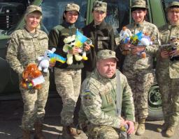 Захисники Луганщини отримали подарунки від школярів з різних куточків України