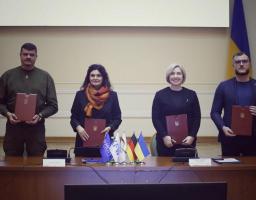 Житло для ВПО: Артем Лисогор підписав меморандуми з Мінреінтеграції та МОМ