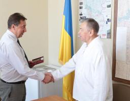 Віталій Комарницький вручив голові обласного об’єднання «Просвіти» державну нагороду