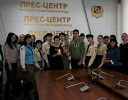 Обласною організацією «Пласт» передано Віфлеємський Вогонь Миру облдержадміністрації