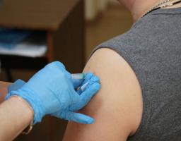 Зупинити пандемію коронавірусу можливо лише вакцинацією – співробітники облдержадміністрації отримали перше щеплення