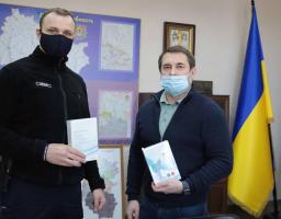 Бути добру: Сергій Гайдай передав патрульній поліції безконтактні термометри
