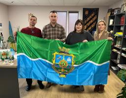 Продовжуємо цикл публікацій про співробітництво громад Луганської області з приймаючими громадами та міжнародними партнерами в межах проєкту «Пліч-о-пліч: згуртовані громади».  Цього разу розглянемо досвід Коломийчиської сільської військової адміністрації, яка завдяки системній роботі з партнерами змогла суттєво розширити перелік послуг для своїх внутрішньо переміщених мешканців.  Станом на сьогодні Коломийчиською СВА підписано та діє 16 меморандумів про співпрацю з військовими адміністраціями Луганської об