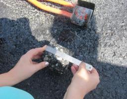 Ремонт доріг на Луганщині перевіряють спеціалісти лабораторії з контролю якості виробництва