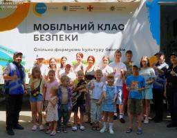 Правила мінної безпеки, основи домедичної допомоги та поводження на дорозі. Для дітей з Луганщини провели тематичний урок «Клас Безпеки»