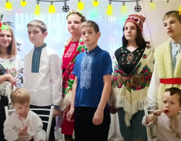 У Святвечір діти-переселенці Лисичанської громади виконали традиційну українську колядку «Добрий вечір тобі, пане господарю»