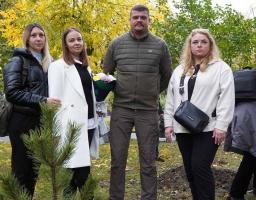 «Ми маємо продовжувати боротися за мир, як боролися вони» - Артем Лисогор зустрівся з родинами загиблих прикордонників 