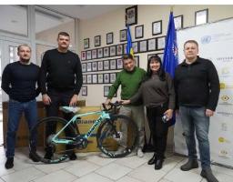 Луганські велогонщики отримали три нові професійні велосипеди