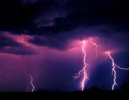 Основні правила поведінки під час грози