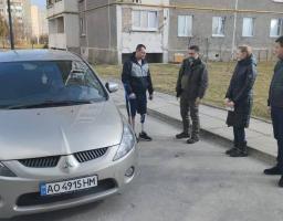 Електрик, який під час ремонту втратив ногу через російські обстріли у Гірській громаді, відтепер з автівкою