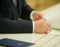 Актуальний коментар: Президент підписав закон щодо умов забезпечення соціальним житлом внутрішньо переміщених осіб