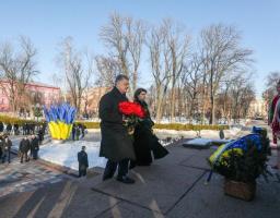 Президент разом з дружиною вшанували пам'ять Тараса Шевченка та Михайла Грушевського