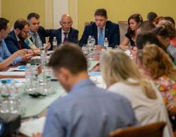 Одна електронна заява замість 37 документів та нуль візитів до органів влади замість 11 – Президент України доручив запровадити проект «єМалятко» до 1 січня 2020 року