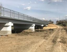 Відбудова мосту в Троїцькому підходить до завершення