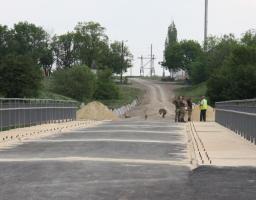 На мосту в Троїцькому вже укладено асфальт та встановлюється огородження 