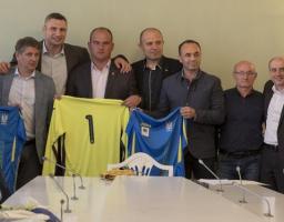 Голова АМУ В.Кличко передав спортивну форму футбольній команді українських мерів