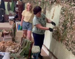 У шелтері для ВПО в Дніпрі плетуть маскувальні сітки для наших оборонців (відео)