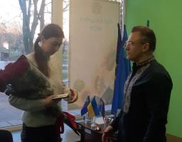 Знак пошани «Захиснику Луганщини» передали дружині загиблого прикордонника Олександра Корольчука