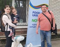 Малеча з Луганщини вітала матусь зі святом