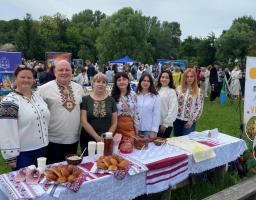 Попри тимчасову окупацію громади, Міловська селищна військова адміністрація продовжує працювати задля своїх мешканців, забезпечуючи підтримку, реалізовуючи соціальні програми, а також зберігаючи культурну спадщину рідного краю.  Про головні напрями роботи, підтримку жителів громади, розвиток власної справи, ветеранську політику та реалізацію проєкту «Культурна мапа нової домівки» ми поговорили з начальником Міловської селищної військової адміністрації Іриною Болтковою.  — Пані Ірино, які головні пріоритети 