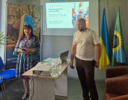 У Києві відбувся інформаційно-просвітницький захід «Шлях до себе: від втрати до нових сенсів», організований в рамках Всеукраїнської програми ментального здоров’я «Ти як?», яку впроваджують з ініціативи Першої леді Олени Зеленської.   Зустріч із ВПО з Луганщини провели на базі Нижньодуванського хабу в столиці.  «Ця програма покликана стати опорою для людей, які проходять один із найскладніших періодів свого життя. Ми прагнемо допомогти їм зробити перший крок до нового відчуття дому та стабільності», – повід