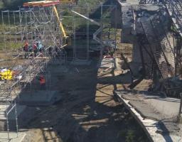 Єднаємо Луганщину: на КПВВ тривають роботи з монтажу металевих опор тимчасового мосту